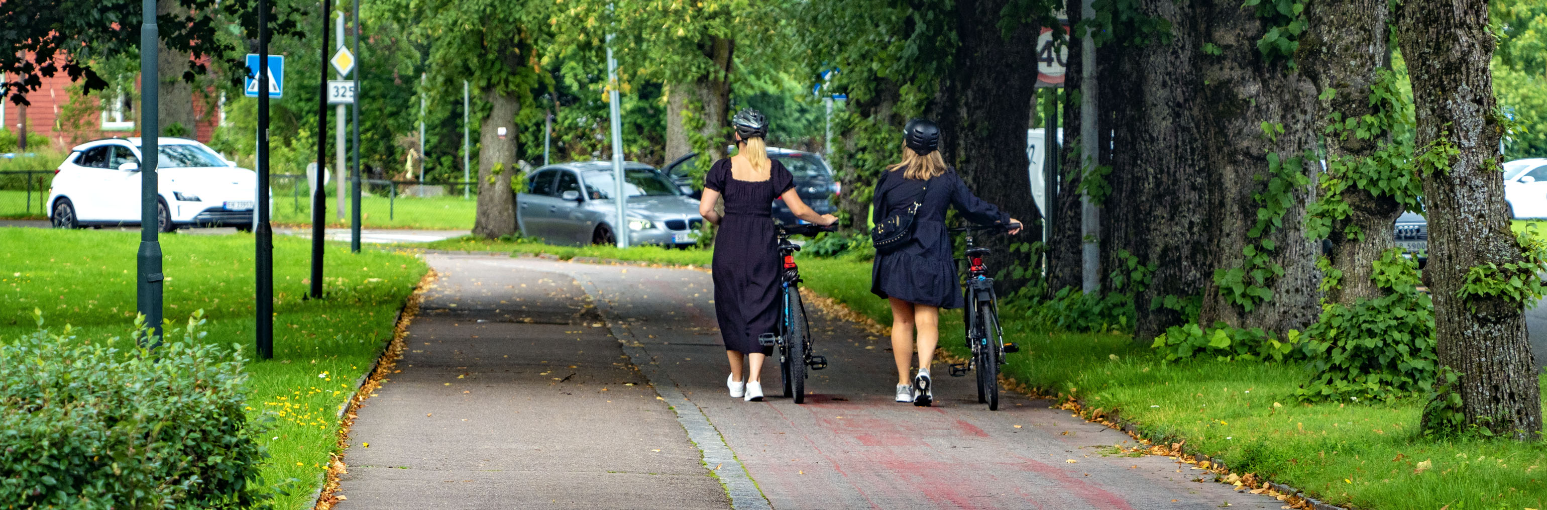 Foto av anonym syklist og fotgjenger i Tønsberg sentrum