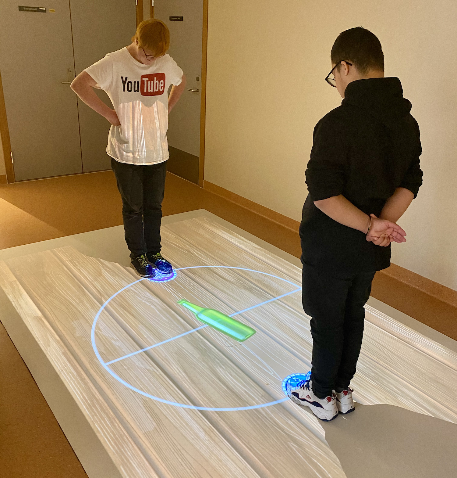 Bilde av elever som leker flasketuten peker på