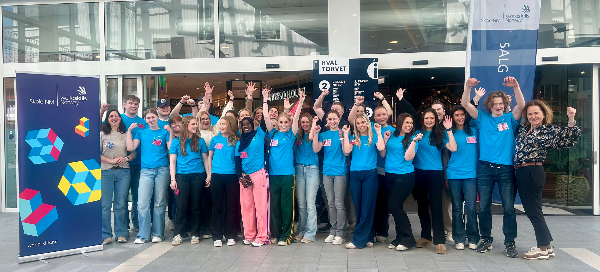 Gruppe med elever med henda til værs