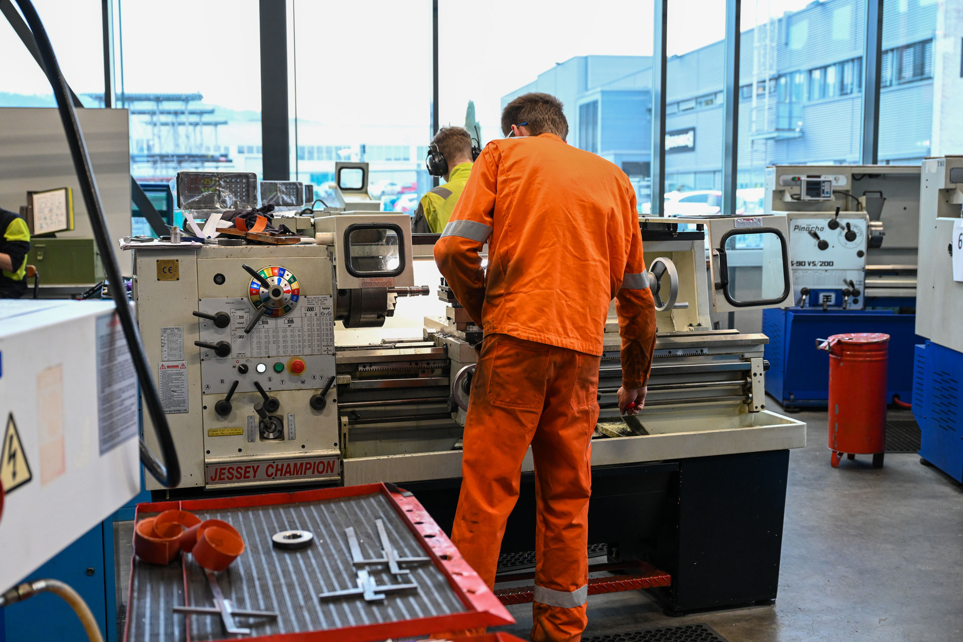 Elev i arbeid på verksted