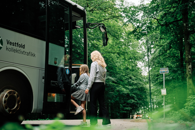 Barn som går inn på en buss