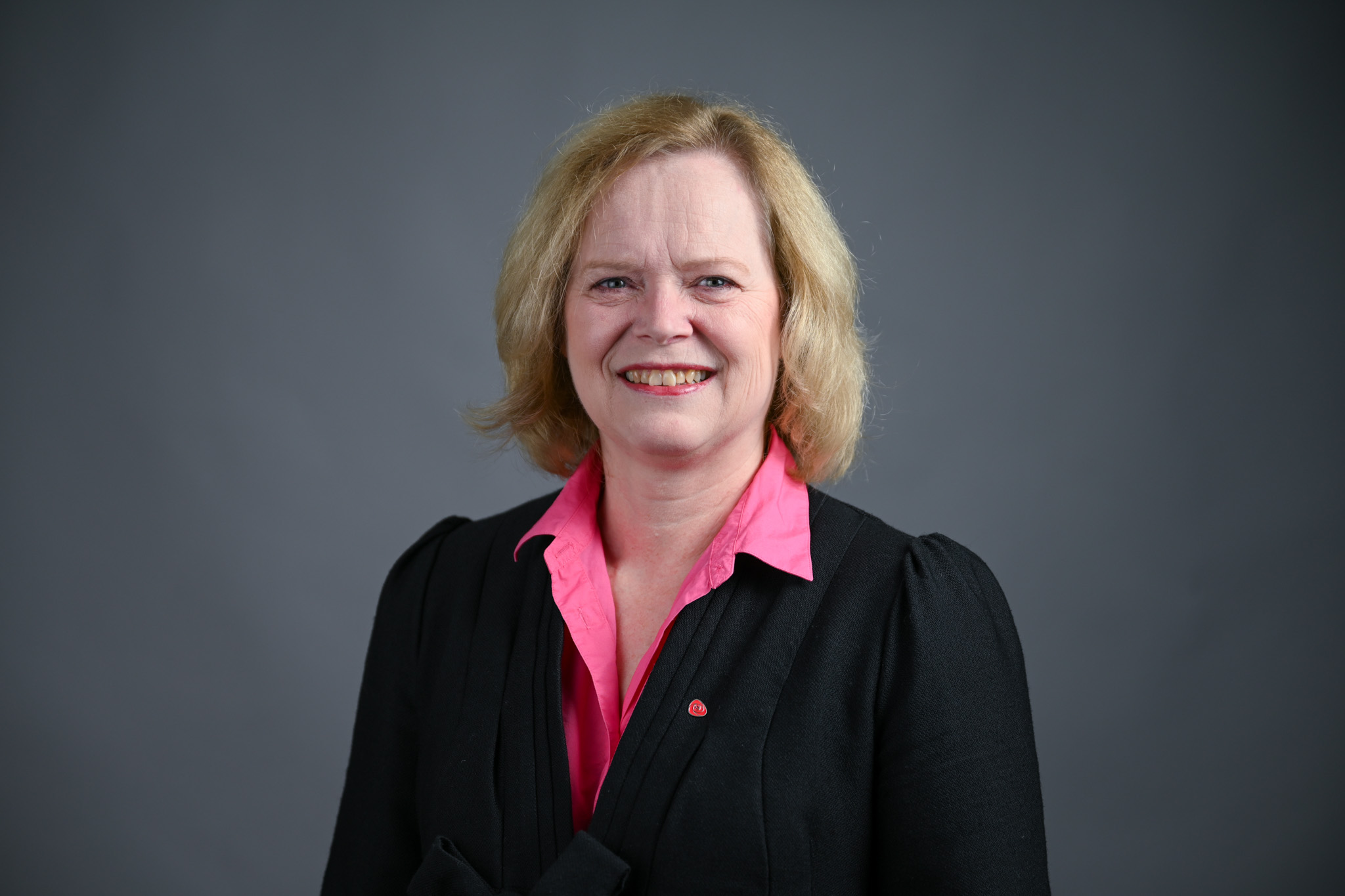 Portrett av dame med grå bakgrunn. Foto: Anders Palmer Holmen